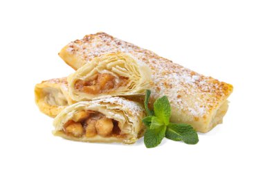 Pudra şekeri ve nane şekerli lezzetli elmalı çörekler beyaz üzerine izole edilmiş.