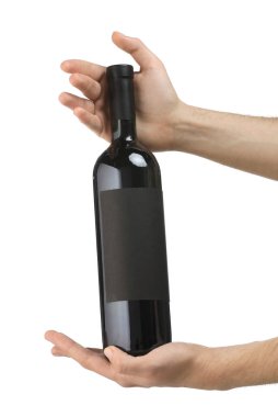 Beyaz arka planda lüks şarap şişesi tutan adam. Tasarım için model