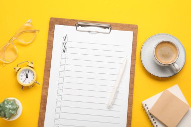 Sarı arkaplan üzerinde kontrol listesi olan düz konum