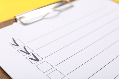 Sarı arkaplanda işaretli kutucuklara sahip kontrol listesi, yakın plan
