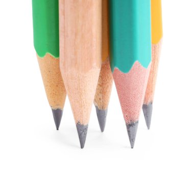 Beyaza izole edilmiş bir sürü grafit kalem.