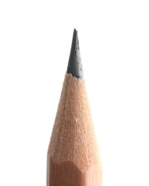 Beyaza izole edilmiş keskin bir grafit kalem.