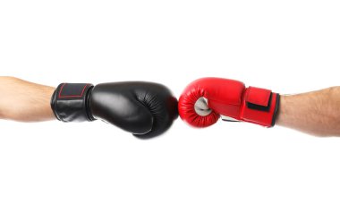 Boks eldivenli adamlar beyaz arka planda dövüşüyor, yakın plan.