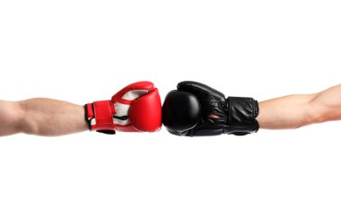 Boks eldivenli adamlar beyaz arka planda dövüşüyor, yakın plan.