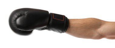 Boks eldivenli adam beyaz arka planda dövüşüyor, yakın plan.