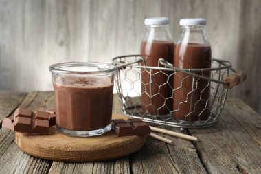 Lezzetli çikolatalı süt, talaş ve ahşap masa parçaları.