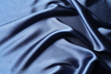 Arkaplan olarak mavi buruşuk ipek kumaş, üst görünüm