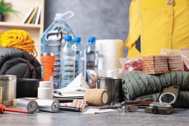 Gri masa içerisindeki deprem için felaket malzemeleri.