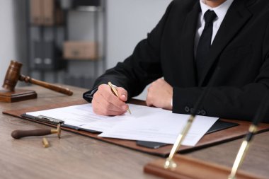 Ofisteki ahşap masada noter imzalı belge, yakın plan.