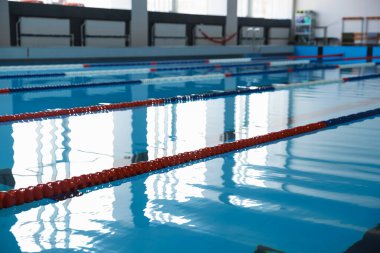 Temiz su ve şerit ayırıcılı yüzme havuzu.