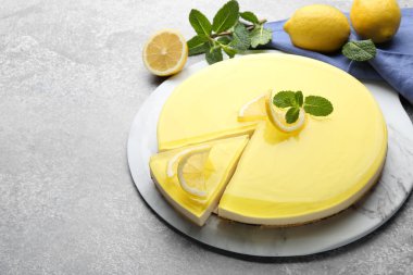 Gri desenli masada naneli ve narenciye meyveli limonlu cheesecake. Metin için boşluk