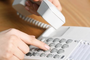 Masada telefonla arayan kadın, yakın plan.