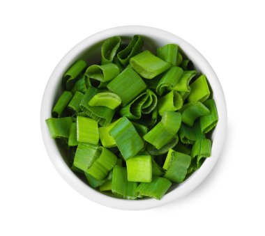 Taze doğranmış yeşil soğan kasede, beyaz manzarada izole edilmiş.