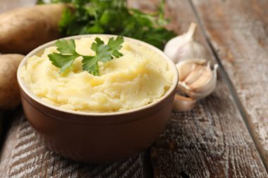 Maydanozlu patates püresi ve ahşap masada sarımsak. Yakın plan. Metin için boşluk