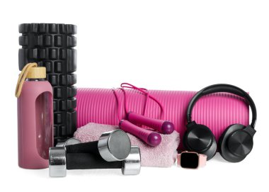 Farklı spor aletleri, kulaklıklar ve kol saati beyaza izole edilmiş.