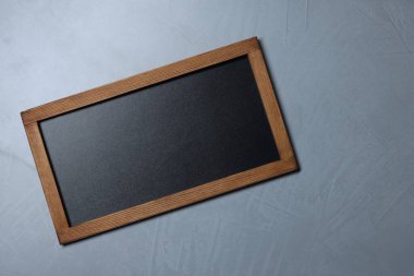 Gri desenli arka plan, üst görünüm üzerine boş küçük karatahta