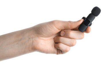 Beyaz arka planda lavalier mikrofonu olan kadın, yakın plan.