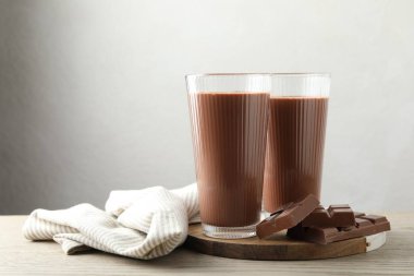 Lezzetli çikolatalı süt ve çubuklar ahşap masada. Metin için boşluk