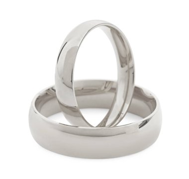 Parlak gümüş alyanslar beyazda izole edilmiş