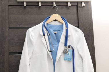 Doktor ceketi, içinde steteskop ve rozet var.