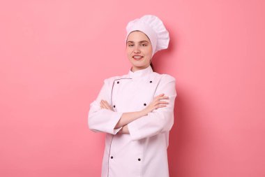 Pembe arka planda üniformalı şekerlemecinin portresi