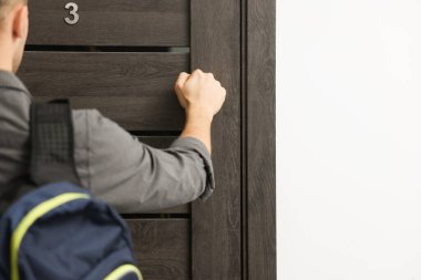 Adamın biri arkadaşının dairesine gidiyor, yakın plan.