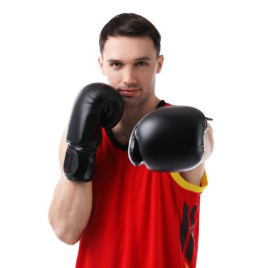Boks eldivenli adam beyaz arka planda dövüşüyor.