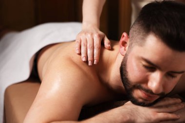 Adam spa salonunda masaj yaptırıyor.