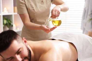 Adam spa salonunda masaj yaptırıyor.