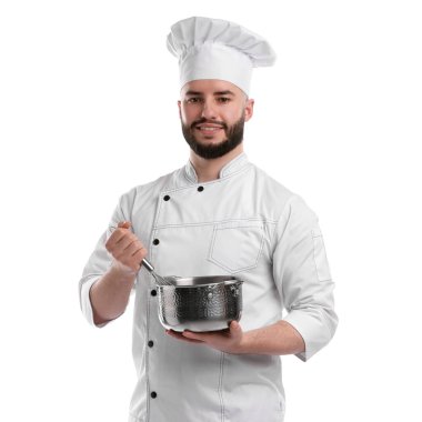 Beyaz arka planda çırpıcı ve pişirme kabı tutan üniformalı mutlu bir şekerci.
