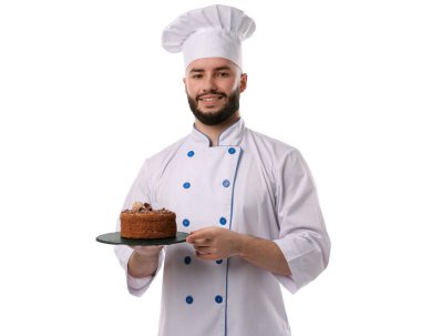 Üniformalı mutlu pastacı beyaz arka planda lezzetli çikolatalı pasta tutuyor.