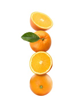Yeşil yapraklı taze, sulu portakallar beyaz arka plana düşüyor.