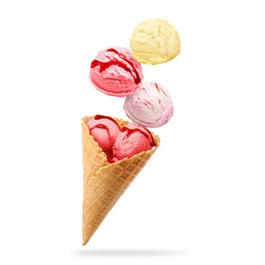 Dondurma kepçeleri ve beyaz arka planda havada waffle külahı