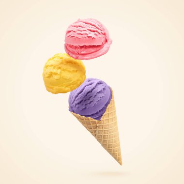 Dondurma kepçeleri ve bej arka planda havada waffle külahı