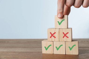 Onaylandı. Masadakiler arasında işaretli küpü seçen adam, yakın plan