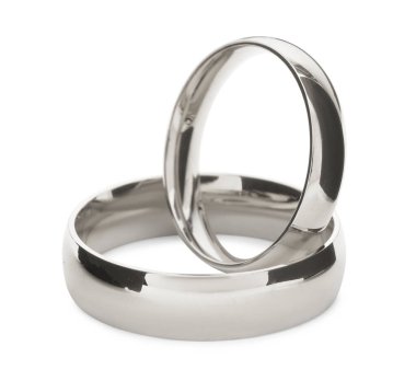 Parlak gümüş alyanslar beyazda izole edilmiş