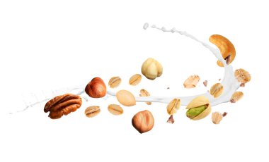 Yulaf gevreği, fındık ve beyaz arka planda havaya süt sıçratma. Pankart tasarımı