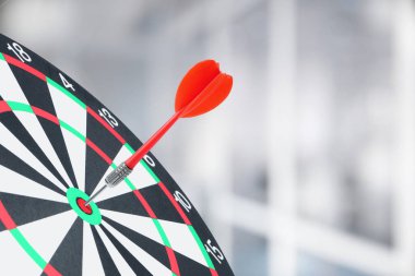 Hedefleme ve iş başarısı. Dart, ofisteki dart tahtasının ortasına sıkıştı. Yakın plan.