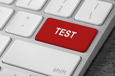 Çevrimiçi test. Kırmızı düğmeye basılı bilgisayar klavyesi, kapat