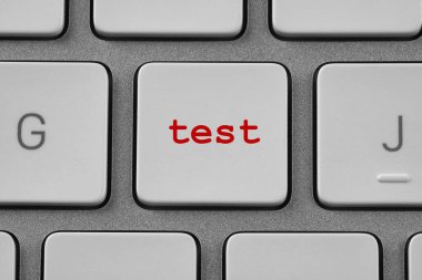 Çevrimiçi test. Üzerinde kelime olan bilgisayar klavyesi, kapat