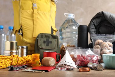 Tahta masadaki deprem için felaket malzemeleri.