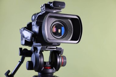 Hafif zeytinli arka planda modern video kamera, yakın plan