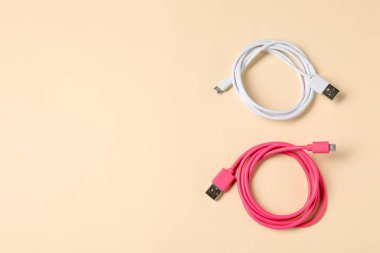 Bej arka planda USB kablolar, düz konum. Metin için boşluk