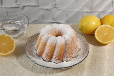 Lezzetli limonlu pasta, pudra şekerli ve narenciye meyveli.