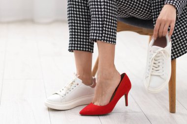 İçeride kadın ayakkabısını değiştiriyor, yakın plan. Metin için boşluk