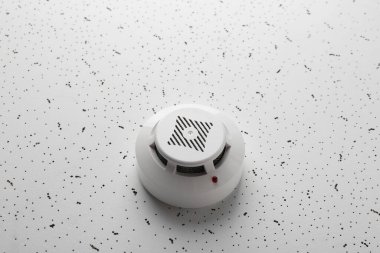 Işık desenli arka planda duman dedektörü. Alarm sistemi