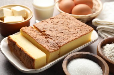 Lezzetli Japon Castella sünger kek ve malzemeler ışık masasında, yakın plan.