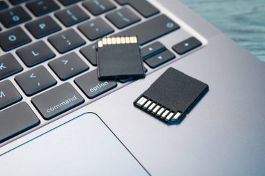 SD hafıza kartları ve dizüstü bilgisayarlar masada, yakın plan