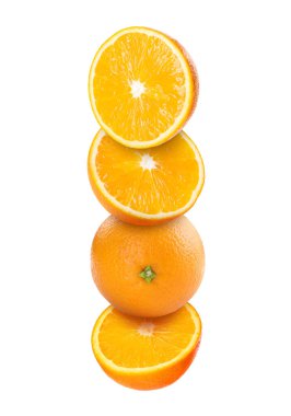 Beyaz arkaplana düşen taze sulu portakal meyveleri