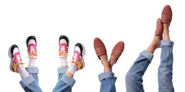 Beyaz arka planda farklı ayakkabılar giyen kadınlar, yakın plan. Fotoğraf Kolajı